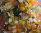 Foto del paso 1 de la receta: HUEVOS FRITOS 🥚🍳🥚sobre colchón de verduritas🧅🍅🥕🥬🌽