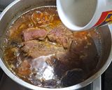 Foto del paso 2 de la receta: Bondiola a la cerveza negra desmechada