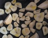 Foto del paso 3 de la receta: Lentejas al ajillo 🥣 Lentejas, si quieres las comes o si no las dejas ☺️Special for garlic lovers ❤️🧄