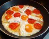 Lazacos tükörtojás paradicsomkarikákkal, brie sajttal recept fázis 4 fotója