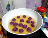Foto langkah ke 5 dari resep Bola-Bola Ubi Ungu isi Coklat Keju.