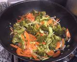 Foto del paso 2 de la receta: Fideos con salsa de tomates y verduras (brócoli, zanahoria, soja)