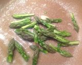 Foto del passaggio 6 della ricetta Filetto di spigola con crema di asparagi