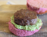 Foto del paso 9 de la receta: Hamburguesa rosa 🍔 con pan de remolacha | DarixLAB