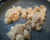 Foto del passaggio 2 della ricetta Bocconcini di pollo cremosi con funghi e piselli