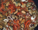 Foto del paso 4 de la receta: Empanada de chipirones y mejillones