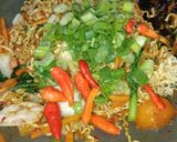 Foto langkah ke 3 dari resep Mie Goreng Jawa Pedas.
