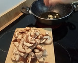 Foto del paso 1 de la receta: Salteado de espárragos con setas shiitake y pavo