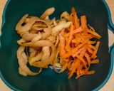 Foto langkah ke 1 dari resep Keripik Kulit Kentang dan Wortel.
