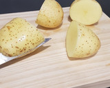 Foto del paso 1 de la receta: Ensalada fresca y distinta con patatas asadas con trufa