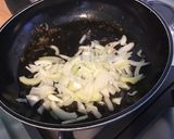 Une image de l'étape 4 de Poêlée de cèpes aux oignons et persil.