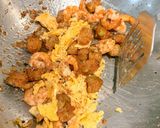 Foto langkah ke 5 dari resep Mie Goreng Ulang Tahun dengan Telur Puyuh Merah.