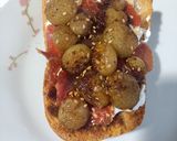 Foto del paso 6 de la receta: Tosta de uvas asadas con burrata y jamón ibérico (uvas, pan y queso saben a beso 🍇🥖💋)