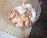 Foto del paso 2 de la receta: Albóndigas de salmón ahumado, surimi y langostinos