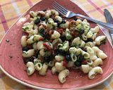 Foto del paso 6 de la receta: Coditos con pimiento caramelizado y aceitunas negras