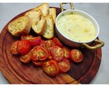 Foto del passaggio 3 della ricetta Camembert al forno, confit e bruschette 🧄🧀🍅🫒🥖