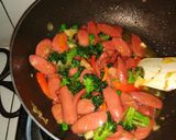 Foto langkah ke 5 dari resep Ca Sosis Brokoli.