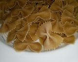 Foto del passaggio 3 della ricetta Farfalle integrali con ceci e misto di verdure