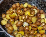 Foto langkah ke 2 dari resep Garlic Butter Baby Potatoes.