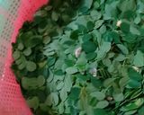 Foto langkah ke 1 dari resep Sayur Bening Daun Kelor.