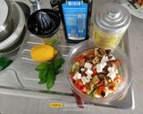 Foto del passaggio 3 della ricetta Insalata di riso integrale e melanzane e zucchine pomodori freschi ravanelli feta menta basilico