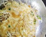 A picture of step 4 of Omlette NoodleCHOWLETTE.