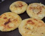 Foto del paso 1 de la receta: Arepa rellena de fiambre de pollo casero🫓🥙🥯