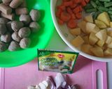 Foto langkah ke 1 dari resep Sayur Sop BaSo (Bakso Sosis).