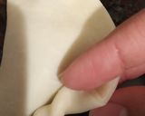 Foto del paso 3 de la receta: Empanaditas dulces🥟🍭 (dulce de membrillo + coco rallado)