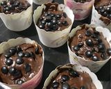 Foto langkah ke 4 dari resep Muffin coklat Simple No Mixer nyoklat bangeet.