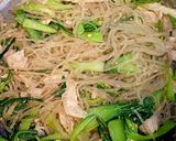 Hình bước làm 3 của món Burrito nhân miến, cải thìa, ức gà