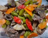 Foto langkah ke 4 dari resep Tumis daging sapi, buncis, bakso dan wortel.