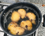 Foto del paso 1 de la receta: Bombas de papas rellenas de muzzarella