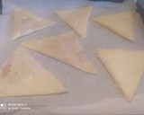 Foto del paso 4 de la receta: Triángulos de jamón y queso, salmón y salsa tártara, con masa filo