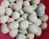 Foto langkah ke 2 dari resep Cah Telur Puyuh, Jamur Kuping, dan Mente Goreng.