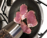 Foto del paso 4 de la receta: Solomillo de cerdo con acelgas salteadas con jamón