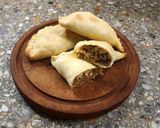 Foto del paso 10 de la receta: Empanadas criollas (morrón, cebolla, huevito duro, pasa de uva y aceitunas), con masa casera🥟