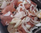 Foto del paso 3 de la receta: Coca de vidre de calamarcitos rellenos de pollo asado y cebolla caramelizada