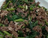 Hình bước làm 3 của món Cơm nhà với vai heo nướng sốt đào, thăn trâu xào cải bó xôi, rau muống xào tỏi, canh cà chua trứng
