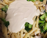 Foto del paso 5 de la receta: Pasta penne con pollo, brócoli y salsa Alfredo