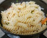 A picture of step 4 of Spring Onion & Red Capsicum Pasta.