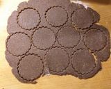 Foto del passaggio 4 della ricetta Biscotti integrali al cacao