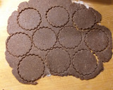 Foto del passaggio 4 della ricetta Biscotti integrali al cacao