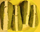 Foto del paso 3 de la receta: Calabacitas rellenas de queso, en caldillo de jitomate