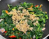 Foto langkah ke 3 dari resep Oseng Daun Pepaya Teri Pedas Favorit Ibu.