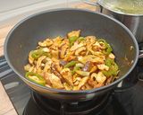 Foto del paso 5 de la receta: Wok de pulpo con shiitake, cebolla y pimiento