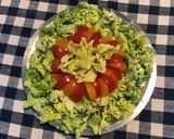 Une image de l'étape 5 de Salade sucrine aux tomates bicolores et oignon de roscoff.