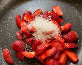 A picture of step 5 of Raggi & Strawberry Crepe.