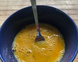 Foto del paso 2 de la receta: Tortilla de huevos caseros con cebolletas de la huerta