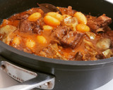 Foto del paso 12 de la receta: Costillas adobadas con patata y alcachofas